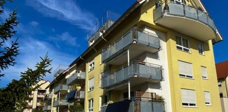 Vermietete 2 Raumwohnung mit Südbalkon, Dachterrasse und Stellplatz